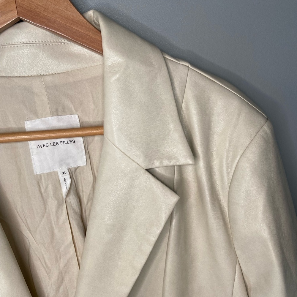 NWT Avec Les Filles Faux Leather Structured Boyfriend Blazer Cream Beige - Picture 6 of 12